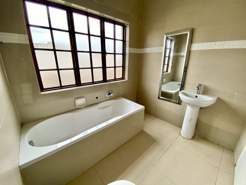 Spacious 5 Bedroom Free-Standing Home with Pool in Lotus Gardens - Photo 10