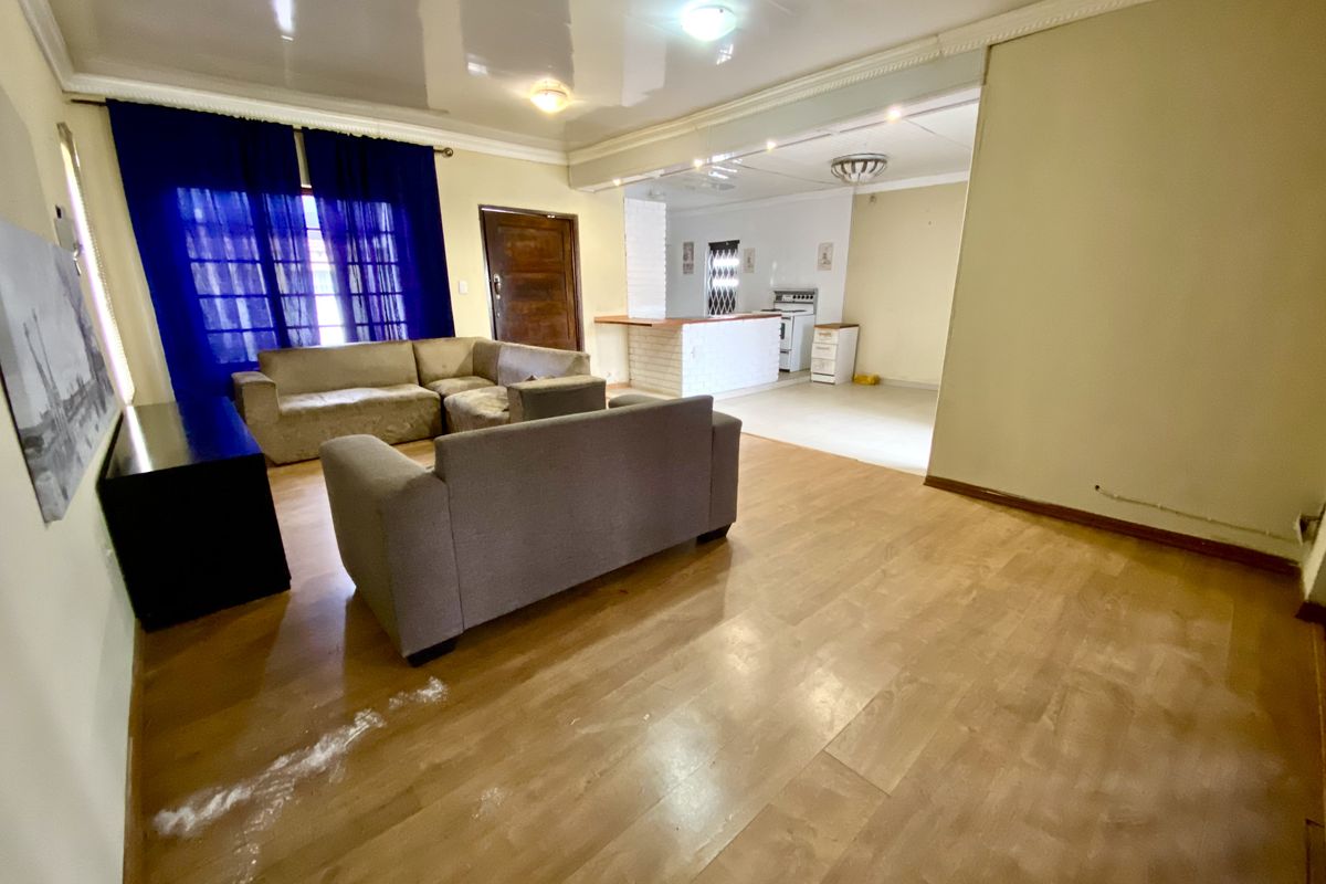 Spacious 5 Bedroom Free-Standing Home with Pool in Lotus Gardens - Photo 5