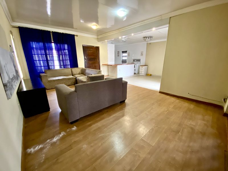 Spacious 5 Bedroom Free-Standing Home with Pool in Lotus Gardens - Photo 5