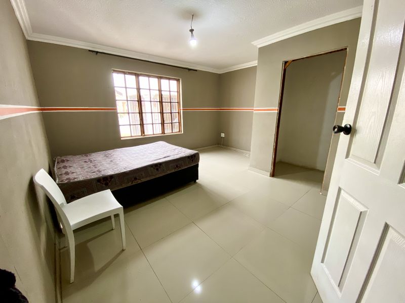 Spacious 5 Bedroom Free-Standing Home with Pool in Lotus Gardens - Photo 7