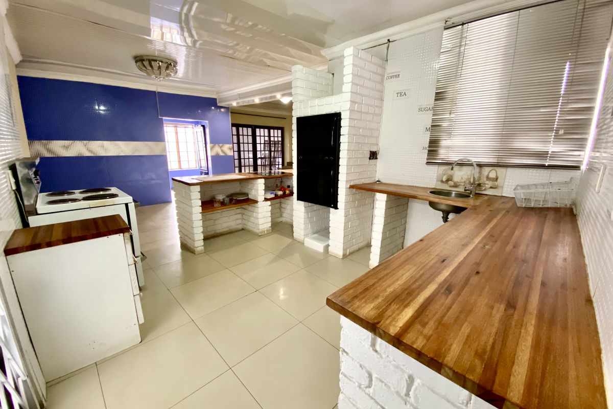 Spacious 5 Bedroom Free-Standing Home with Pool in Lotus Gardens - Photo 4