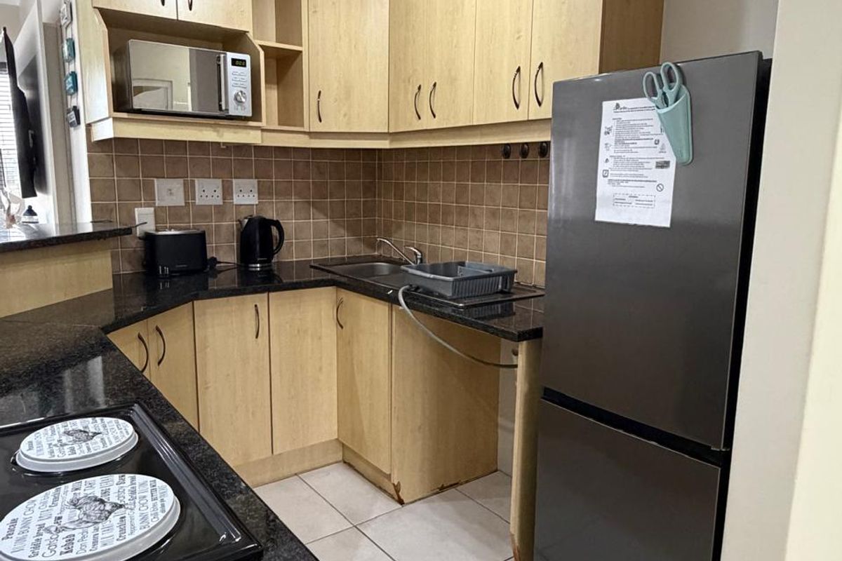 Charming 2-Bedroom Apartment in the Marina - Photo 3