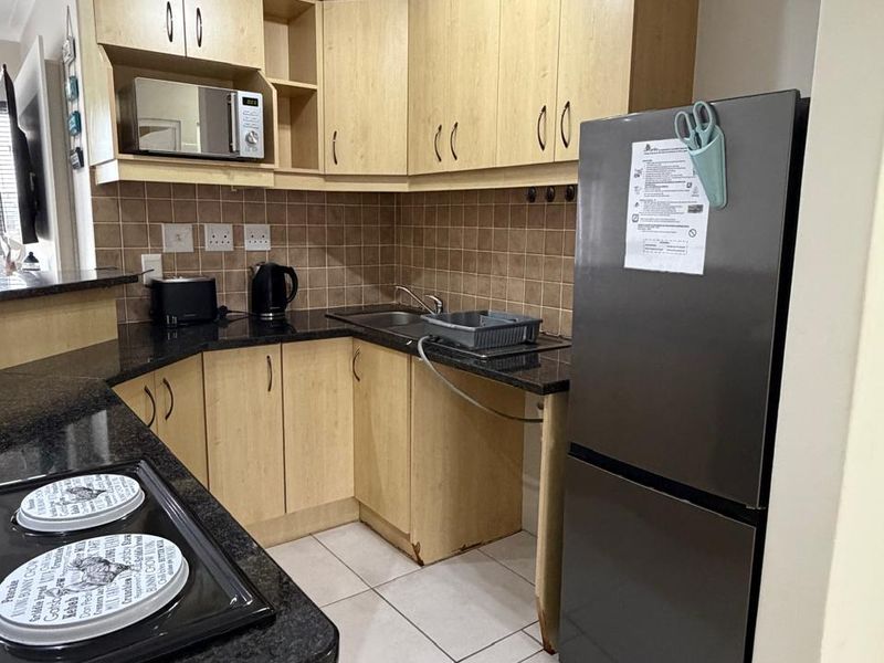 Charming 2-Bedroom Apartment in the Marina - Photo 3