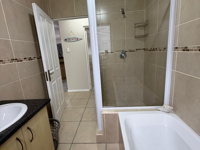 Charming 2-Bedroom Apartment in the Marina - Photo 6