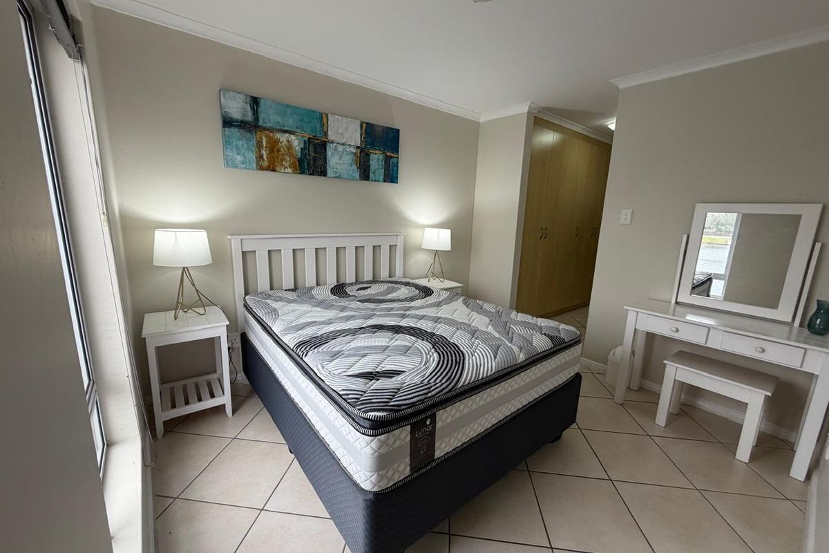 Charming 2-Bedroom Apartment in the Marina - Photo 4