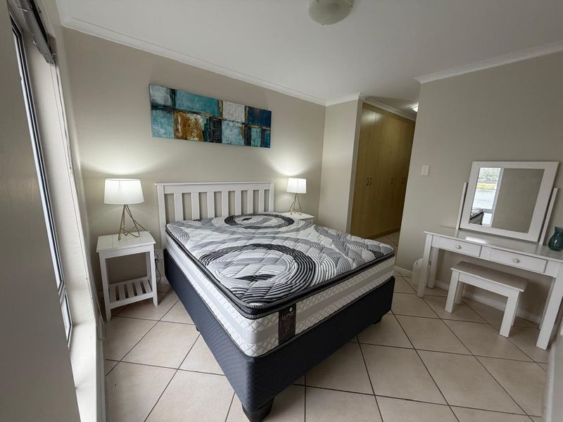 Charming 2-Bedroom Apartment in the Marina - Photo 4