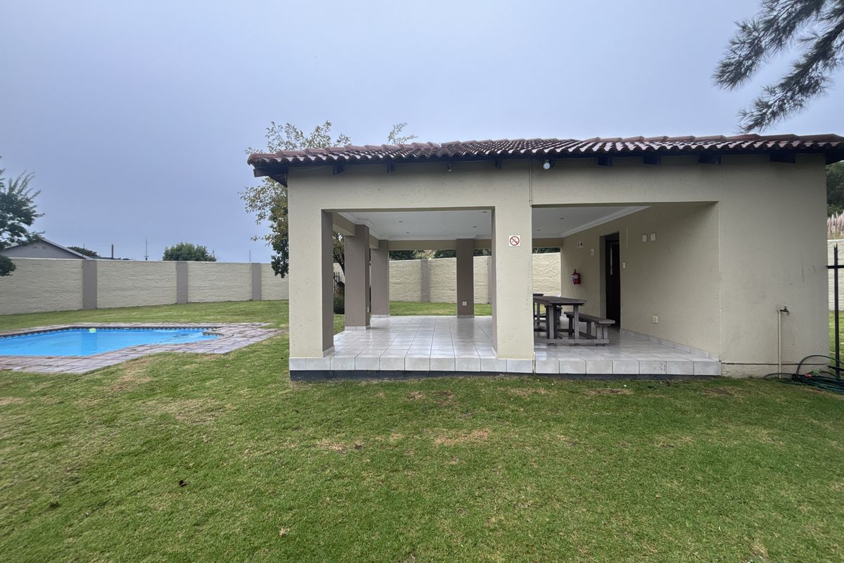 Modern Ground Floor Unit with Private Garden in Secure Morehill Enclosure - Photo 3