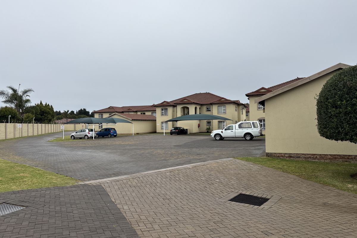 Modern Ground Floor Unit with Private Garden in Secure Morehill Enclosure - Photo 2