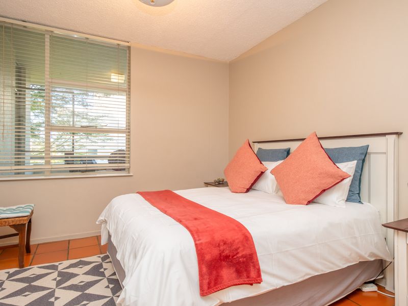 Elegant Fully Furnished 2 Bedroom Apartment on the 6th Floor – Prime Sandton Location - Photo 2