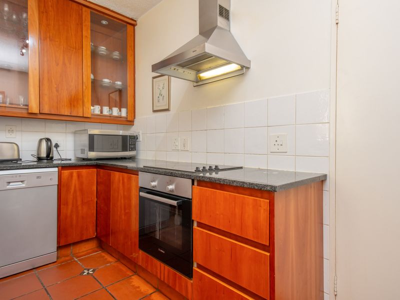 Elegant Fully Furnished 2 Bedroom Apartment on the 6th Floor – Prime Sandton Location - Photo 7