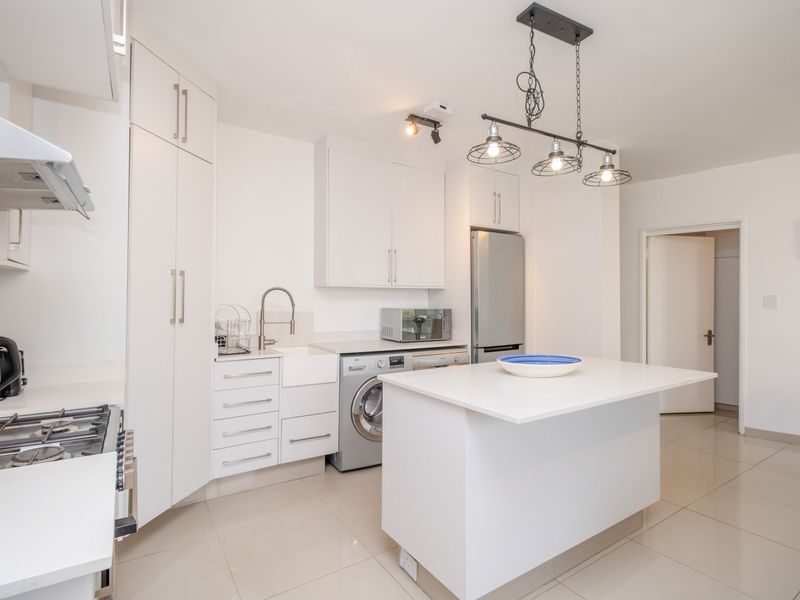 Elegant Fully Furnished 2 Bedroom Apartment on the 6th Floor – Prime Sandton Location - Photo 2