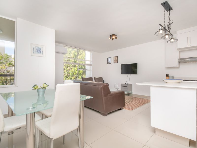 Elegant Fully Furnished 2 Bedroom Apartment on the 6th Floor – Prime Sandton Location - Photo 4