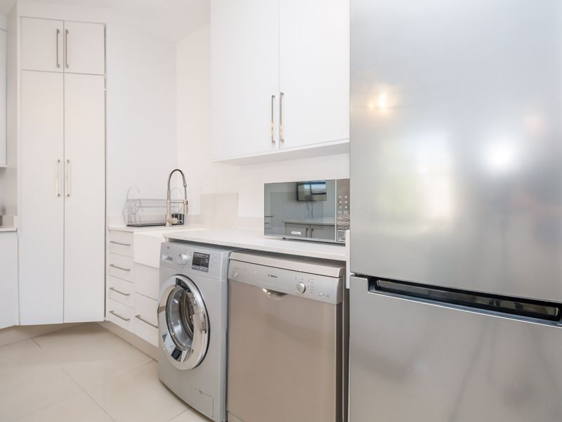 Elegant Fully Furnished 2 Bedroom Apartment on the 6th Floor – Prime Sandton Location - Photo 8