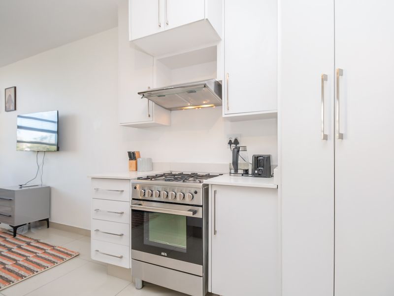 Elegant Fully Furnished 2 Bedroom Apartment on the 6th Floor – Prime Sandton Location - Photo 7