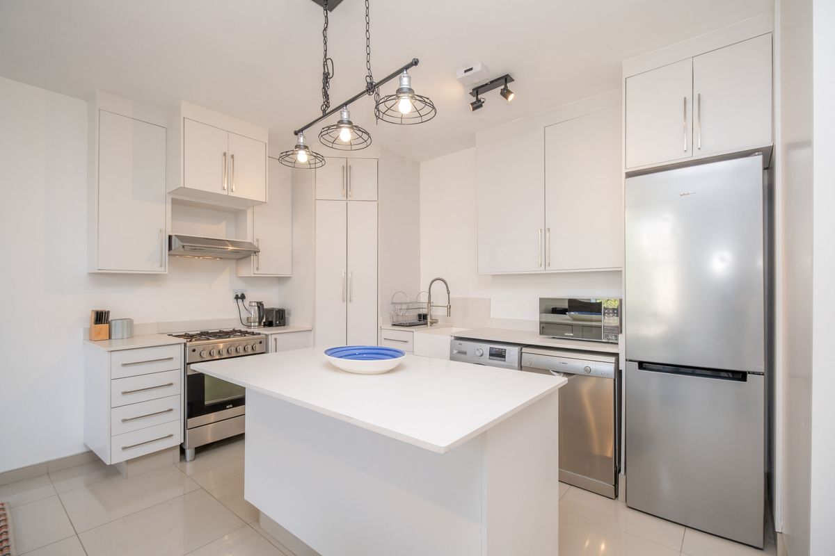 Elegant Fully Furnished 2 Bedroom Apartment on the 6th Floor – Prime Sandton Location - Photo 5