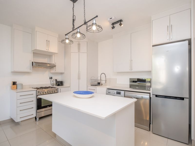 Elegant Fully Furnished 2 Bedroom Apartment on the 6th Floor – Prime Sandton Location - Photo 5