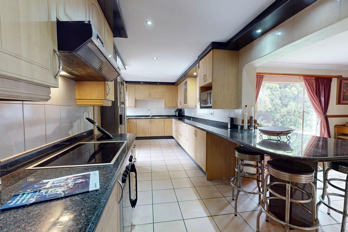 Beautiful Family Home in the Heart of Sunward Park - Photo 3