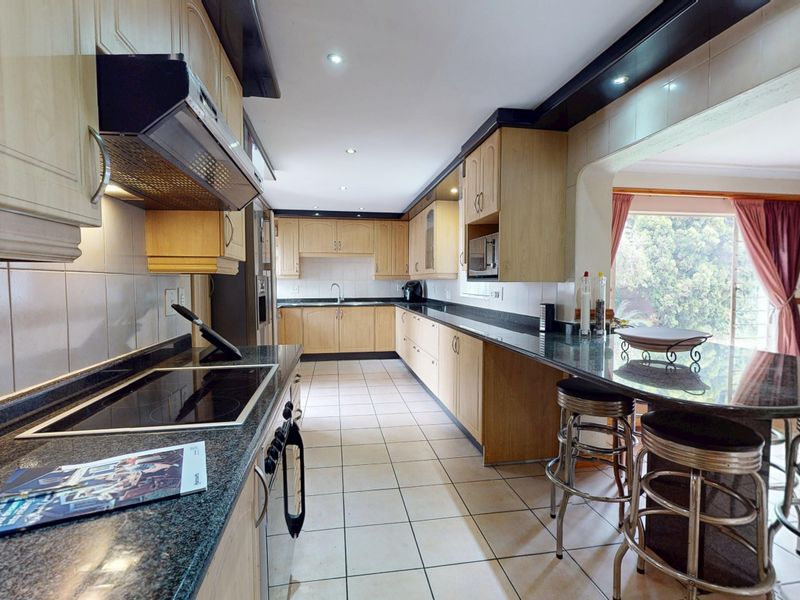 Beautiful Family Home in the Heart of Sunward Park - Photo 3