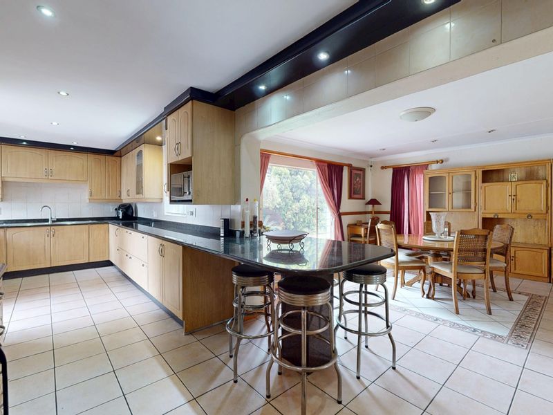 Beautiful Family Home in the Heart of Sunward Park - Photo 4