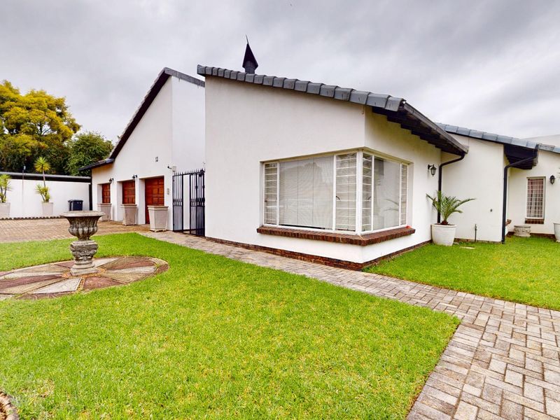 Beautiful Family Home in the Heart of Sunward Park - Photo 5