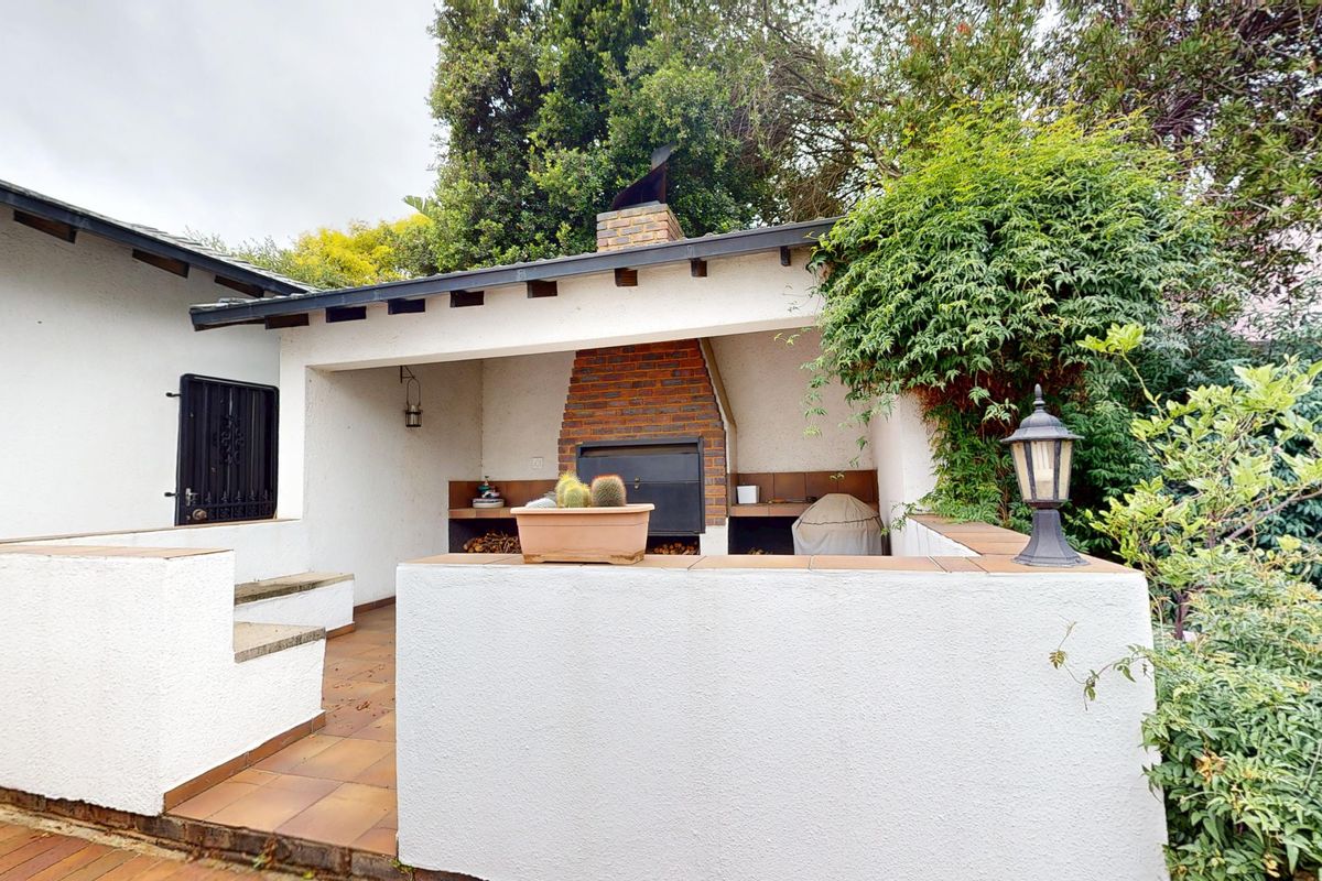 Beautiful Family Home in the Heart of Sunward Park - Photo 3