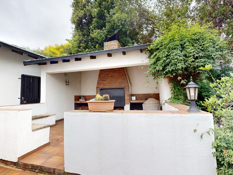 Beautiful Family Home in the Heart of Sunward Park - Photo 3