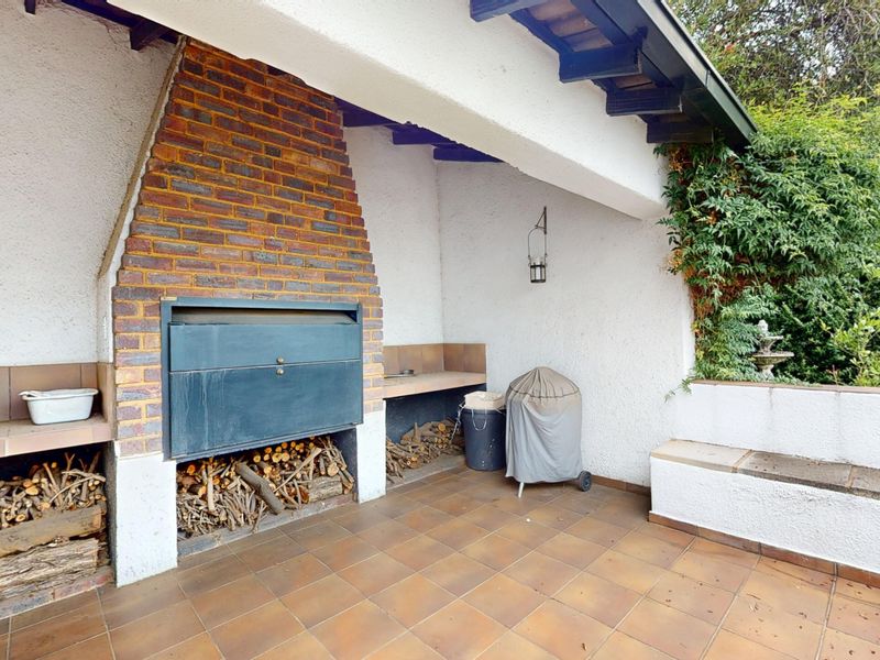 Beautiful Family Home in the Heart of Sunward Park - Photo 2