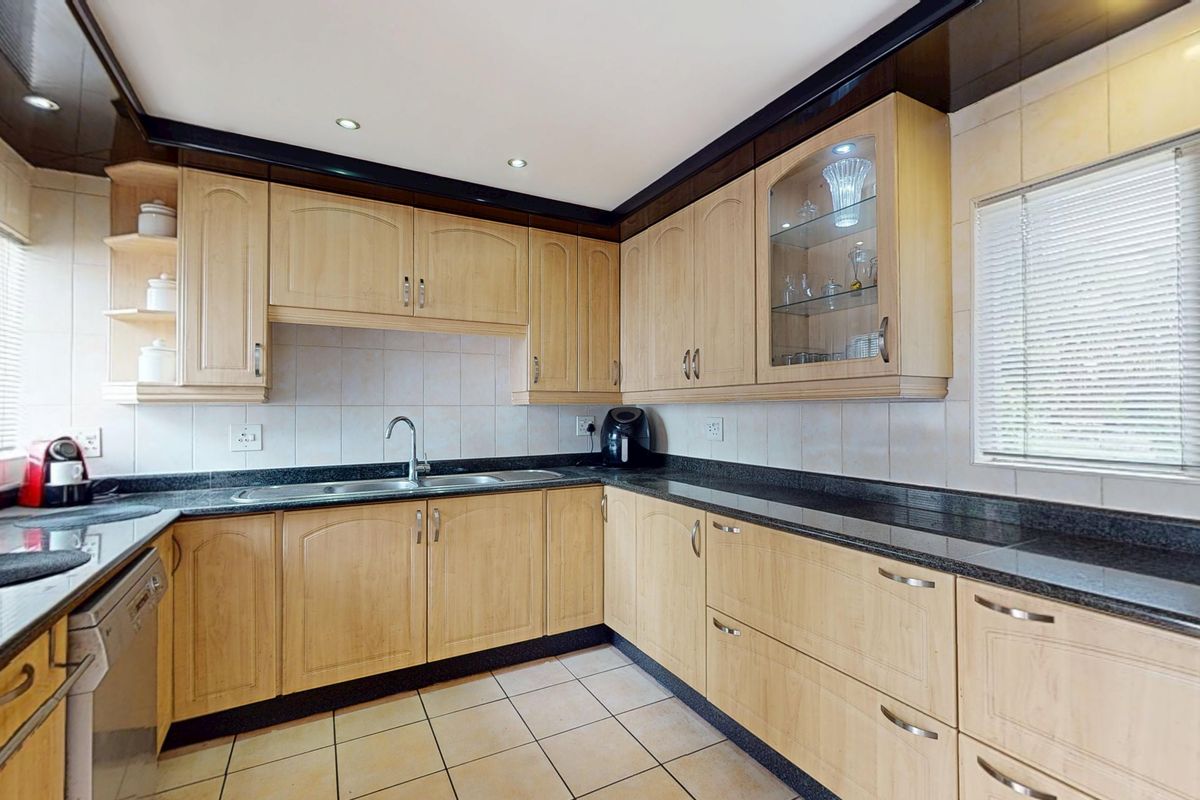 Beautiful Family Home in the Heart of Sunward Park - Photo 2