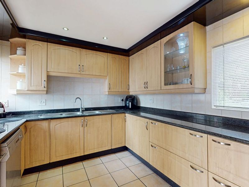 Beautiful Family Home in the Heart of Sunward Park - Photo 2