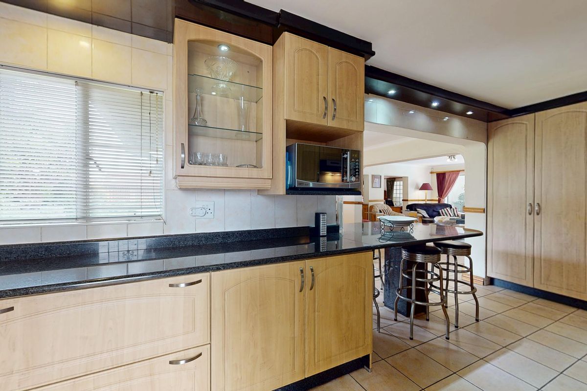 Beautiful Family Home in the Heart of Sunward Park - Photo 4