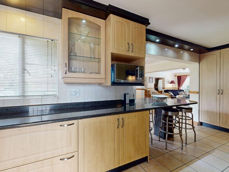 Beautiful Family Home in the Heart of Sunward Park - Photo 5