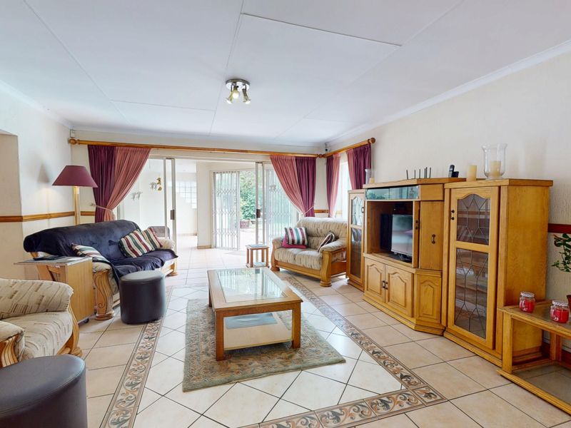 Beautiful Family Home in the Heart of Sunward Park - Photo 10