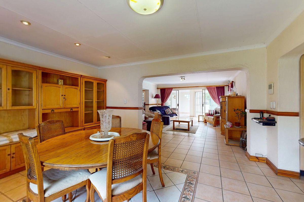 Beautiful Family Home in the Heart of Sunward Park - Photo 5