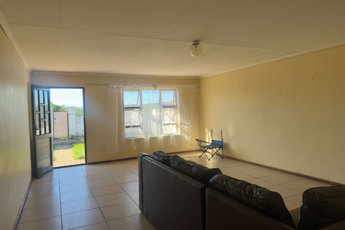 Secure & Spacious 3-Bedroom Home with Modern Built- Ins - Photo 4