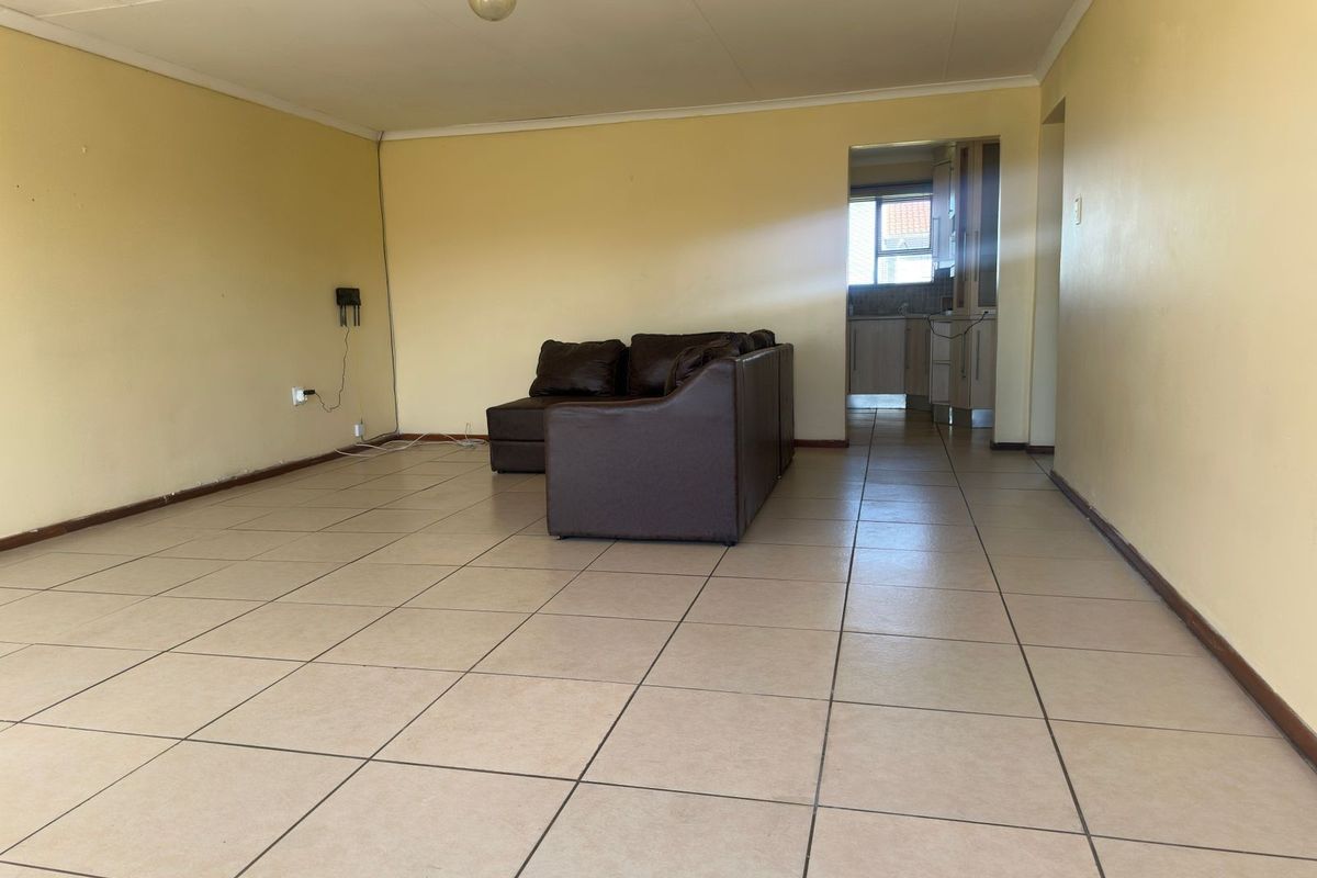 Secure & Spacious 3-Bedroom Home with Modern Built- Ins - Photo 3