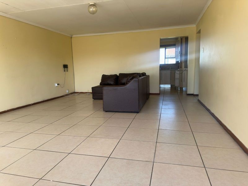 Secure & Spacious 3-Bedroom Home with Modern Built- Ins - Photo 3