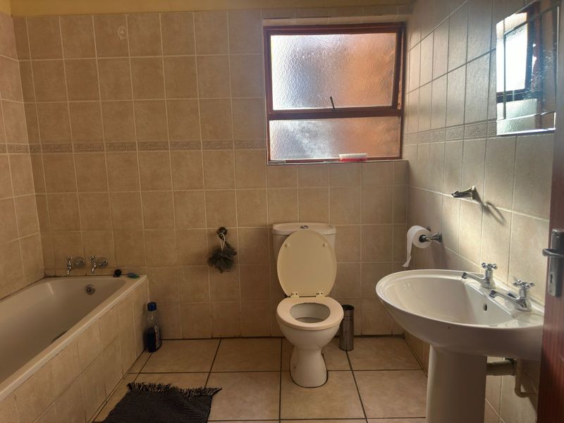 Secure & Spacious 3-Bedroom Home with Modern Built- Ins - Photo 10