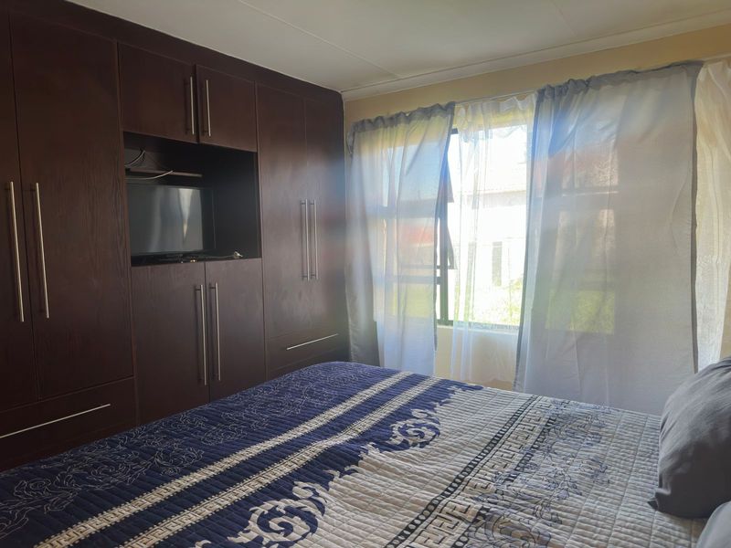 Secure & Spacious 3-Bedroom Home with Modern Built- Ins - Photo 7