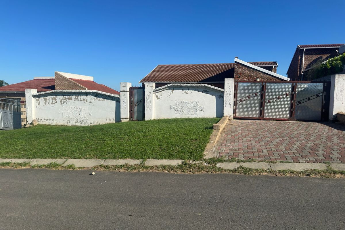 Secure & Spacious 3-Bedroom Home with Modern Built- Ins - Photo 2