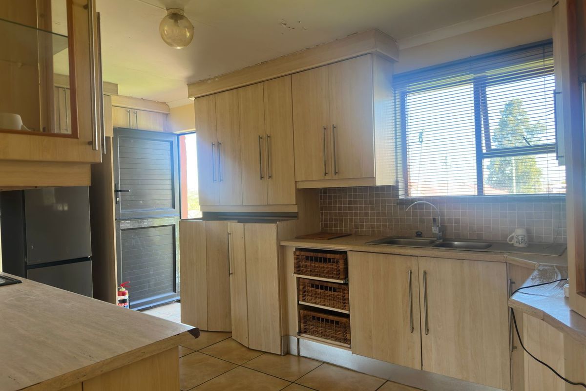 Secure & Spacious 3-Bedroom Home with Modern Built- Ins - Photo 5