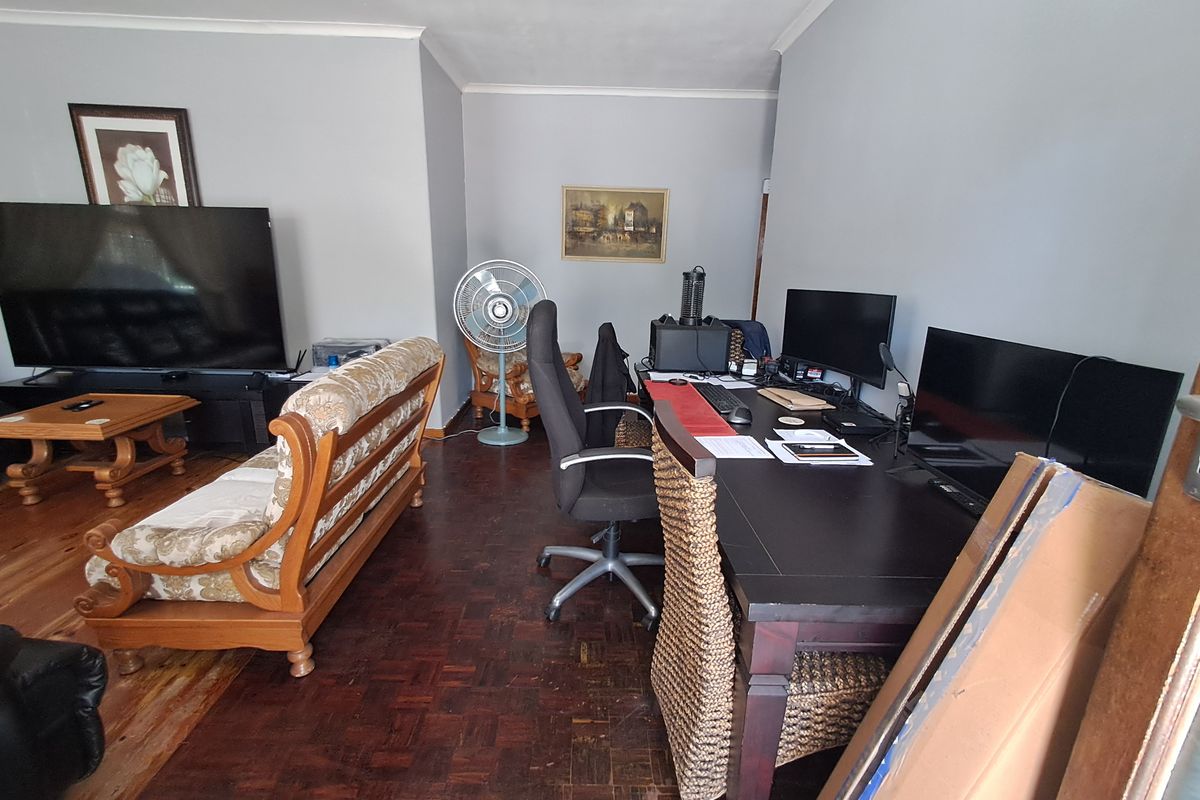 Property with Two Income-Generating Flats - Photo 5