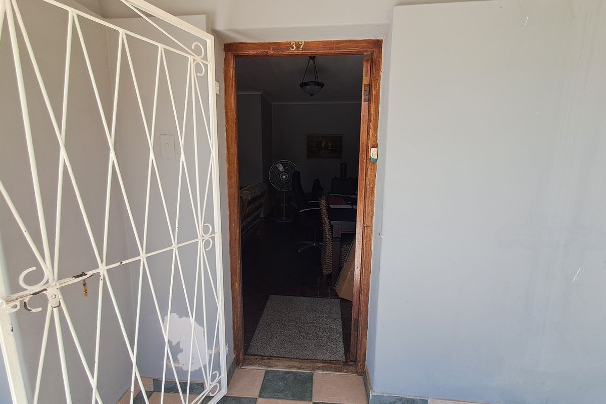 Property with Two Income-Generating Flats - Photo 3