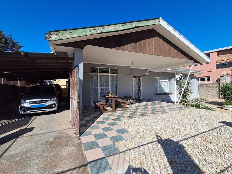 Property with Two Income-Generating Flats - Photo 2