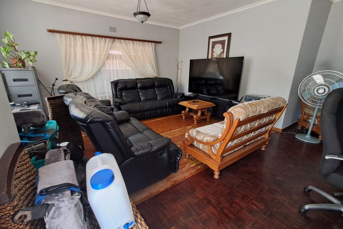 Property with Two Income-Generating Flats - Photo 4