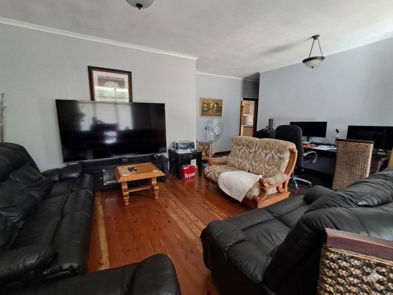 Property with Two Income-Generating Flats - Photo 6