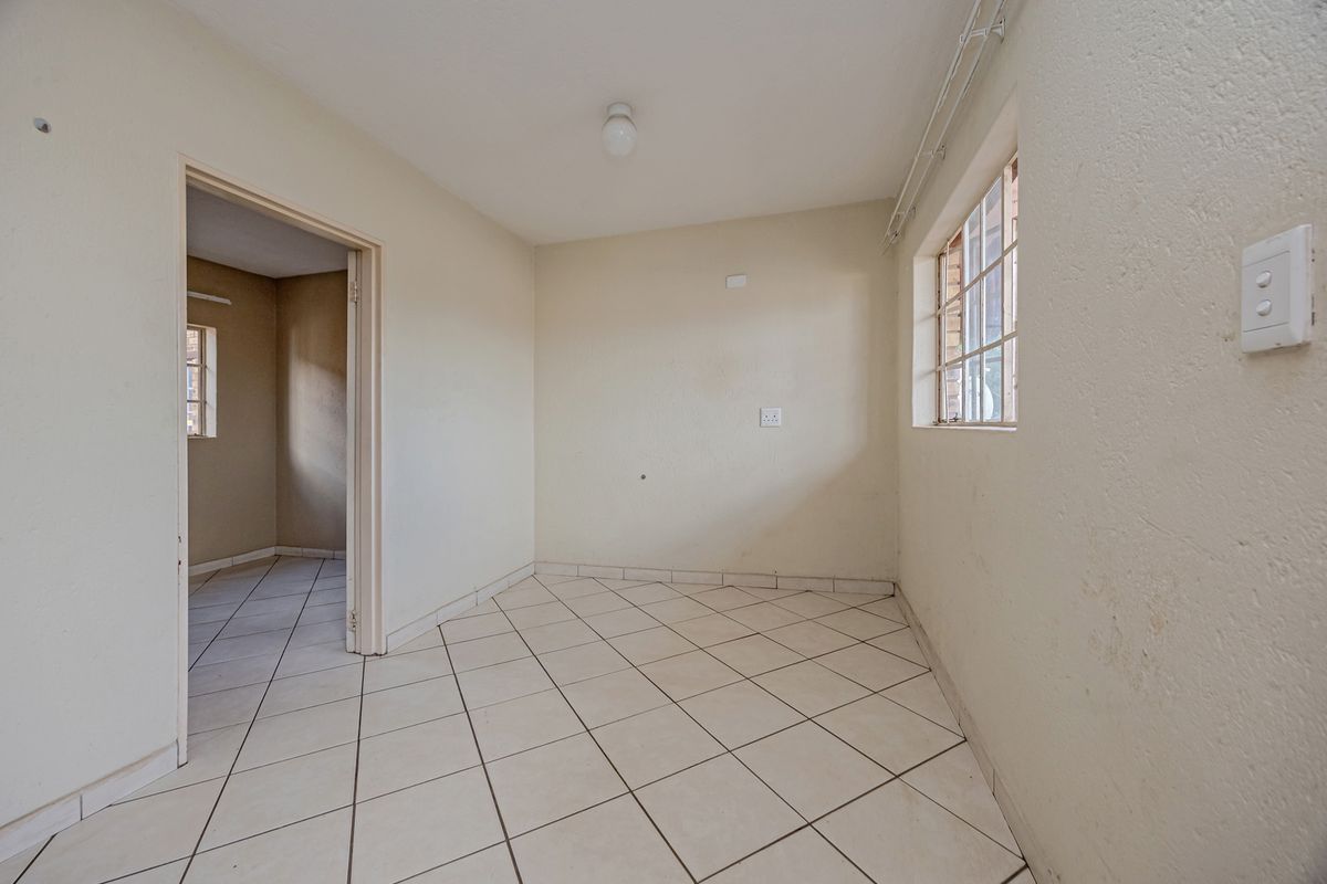 Charming 2-bedroom Apartment in Randfontein Central, Perfect For First-Time Buyers or Investors! - Photo 4