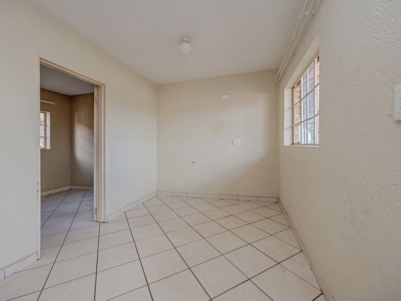 Charming 2-bedroom Apartment in Randfontein Central, Perfect For First-Time Buyers or Investors! - Photo 4