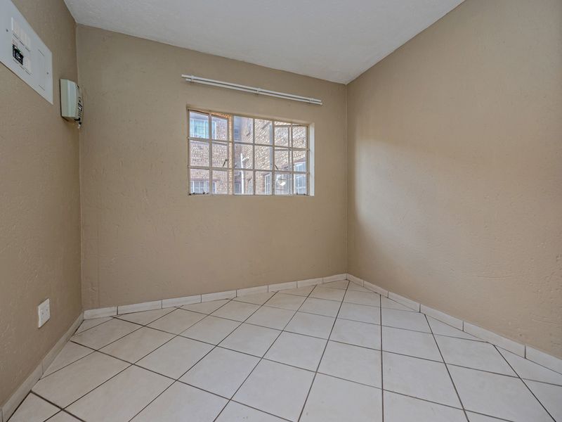 Charming 2-bedroom Apartment in Randfontein Central, Perfect For First-Time Buyers or Investors! - Photo 10