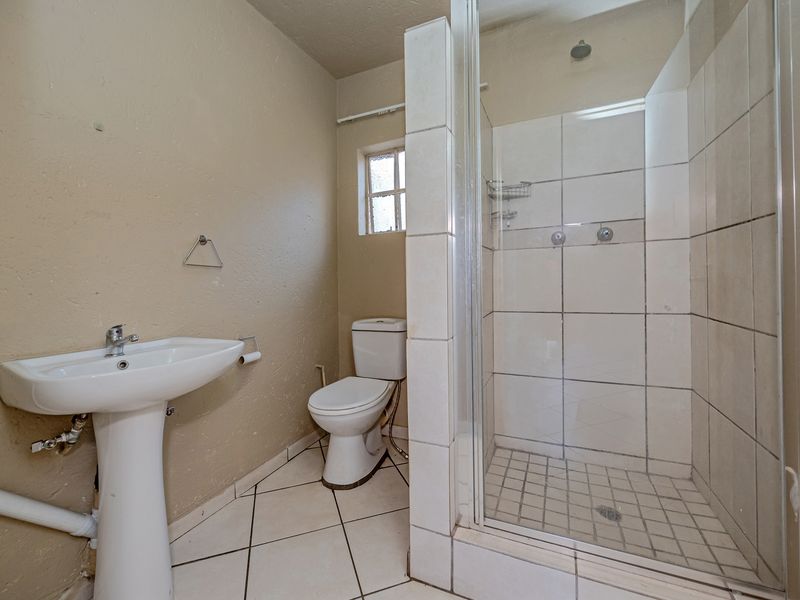 Charming 2-bedroom Apartment in Randfontein Central, Perfect For First-Time Buyers or Investors! - Photo 9