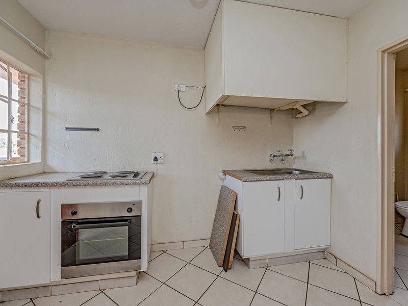 Charming 2-bedroom Apartment in Randfontein Central, Perfect For First-Time Buyers or Investors! - Photo 7